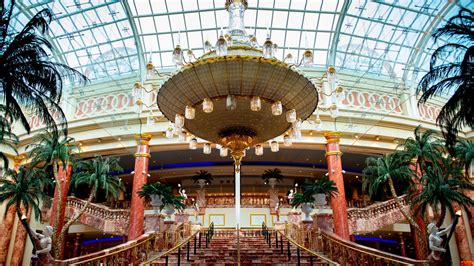 trafford centre opening times